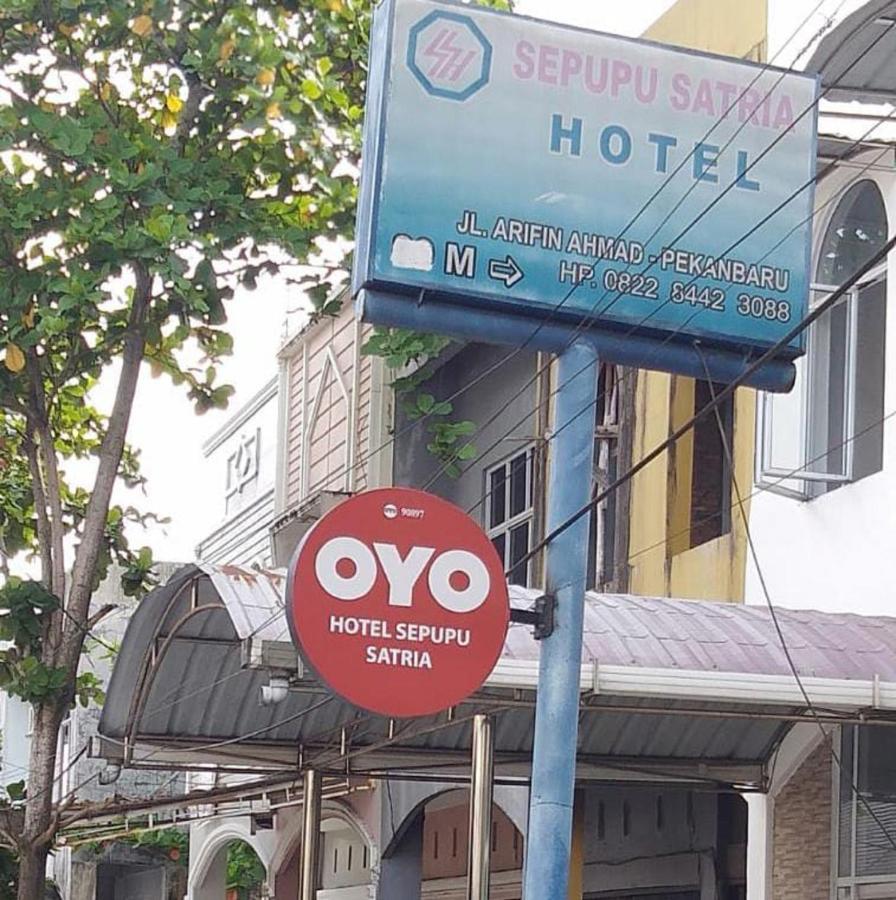 Oyo 90897 Hotel Sepupu Satria 北干巴鲁 外观 照片